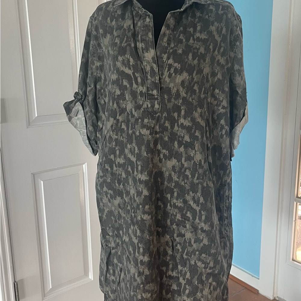 Chelsea &Theodore Dress
Size XLarge 3/4 Sleeve - Gray Camo Print With Pockets